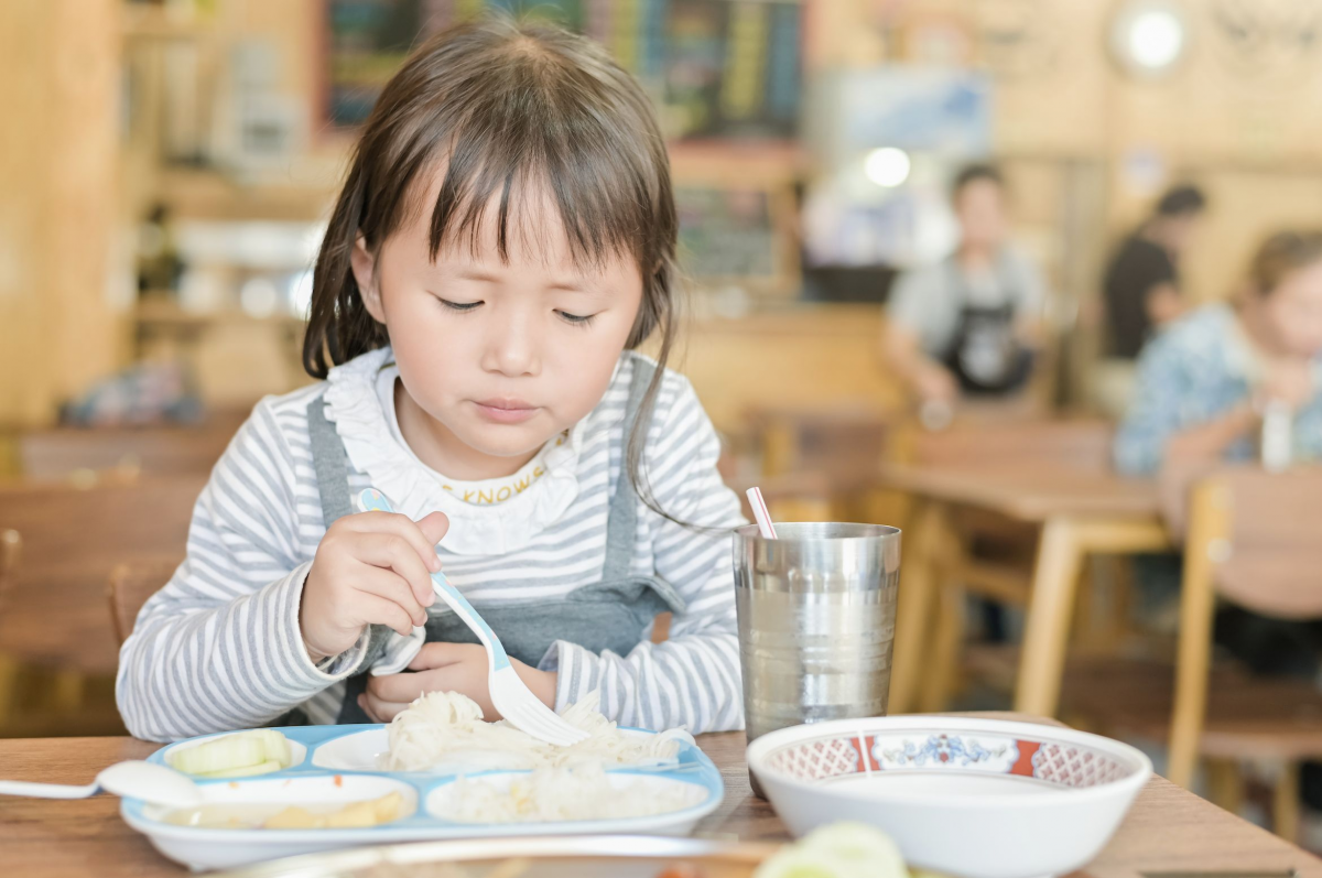 Anak makan